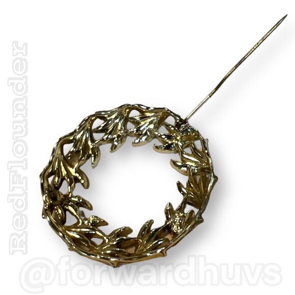 Brass-Toned Wreath Shaped Brooch - Vintage Nostalgia - Picture 7 of 11
